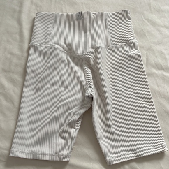 Athleta + Alicia Keys Elation rib 9” bike short in magnolia white, size Medium - Picture 3 of 5